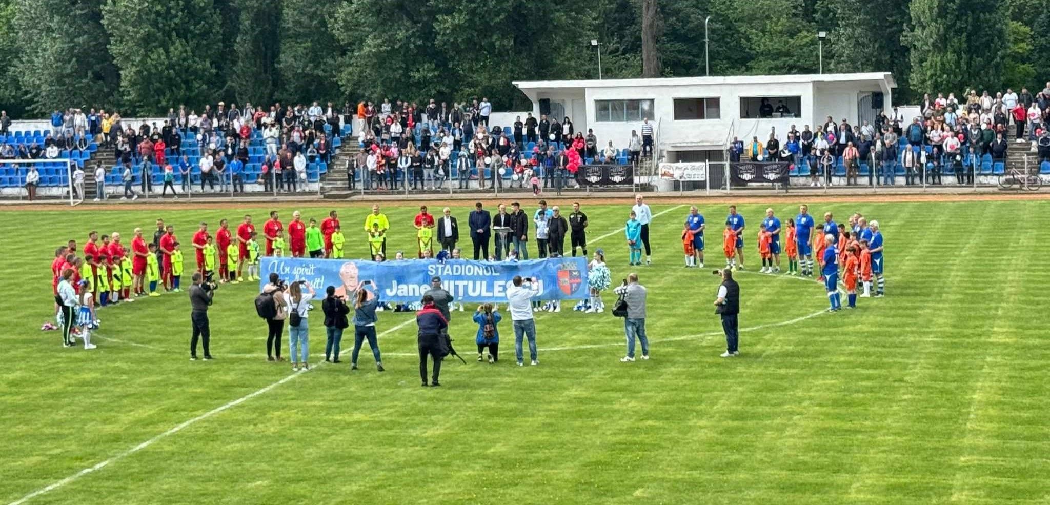 VIDEO FOTO Meci de gală pe stadionul din Caracal în memoria omului de